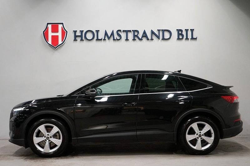 Svart Begagnad 2023 Audi Q4 Sportback e-tron Sport SUV | 429 900 kr (Lite dyr) - Bild 1/4