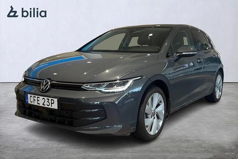 Grå Begagnad 2024 VW Golf VIII Edition Halvkombi | 319 000 kr (Marknadspris) - Bild 1/4