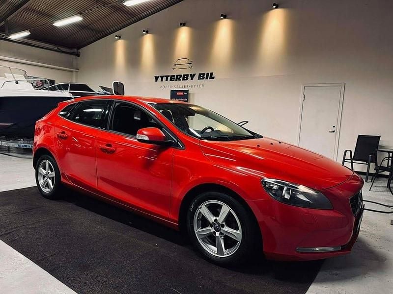 Röd Begagnad 2015 Volvo V40 Halvkombi | 99 900 kr (Marknadspris) - Bild 1/4