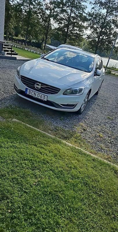 Vit Begagnad 2014 Volvo V60 Kombi | 90 000 kr - Bild 1/4