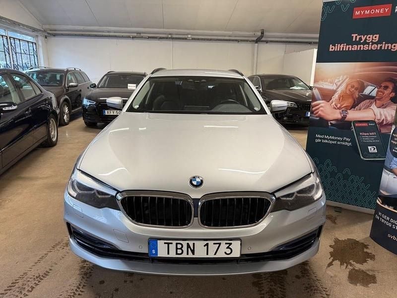 Silver Begagnad 2019 BMW 520 Sport Line Kombi | 229 800 kr (Bra pris) - Bild 1/4
