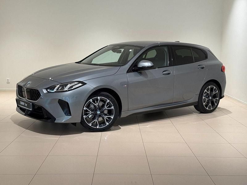 Grå Begagnad 2025 BMW 120 M Sport Halvkombi | 389 000 kr - Bild 1/4
