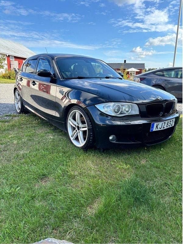 Svart Begagnad 2007 BMW 120 M Sport Halvkombi | 55 000 kr (Marknadspris) - Bild 1/3