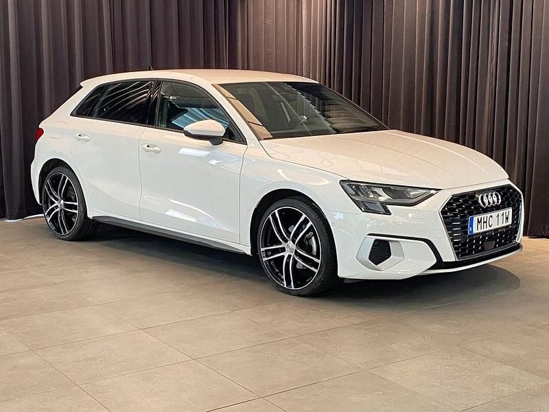Vit Begagnad 2022 Audi A3 Sportback Proline Halvkombi | 219 000 kr (Marknadspris) - Bild 1/4