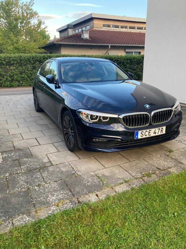 Blå Begagnad 2019 BMW 520 Sport Line Sedan | 299 000 kr (Bra pris) - Bild 1/4