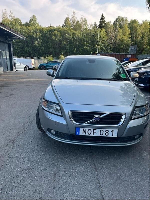Silver Begagnad 2008 Volvo S40 Summum Sedan | 65 500 kr (Marknadspris) - Bild 1/4