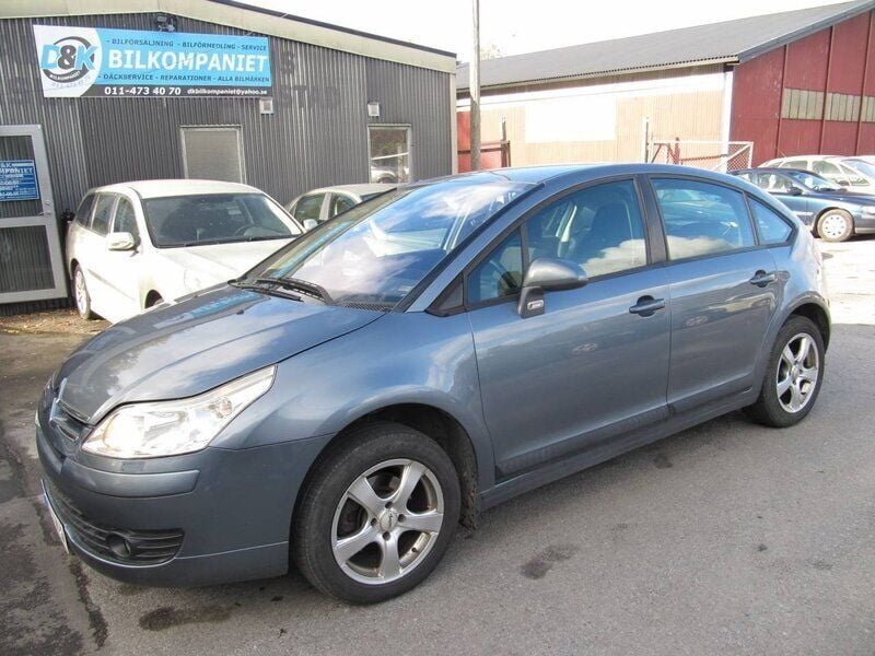 Grå Begagnad 2005 Citroën C4 Halvkombi | 23 500 kr (Marknadspris) - Bild 1/4