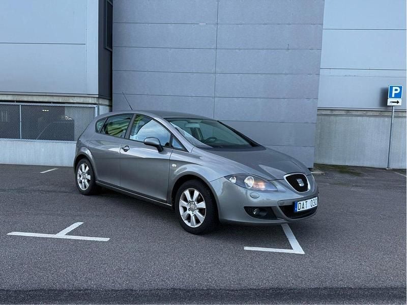 Grå Begagnad 2008 Seat Leon Halvkombi | 32 500 kr (Marknadspris) - Bild 1/4