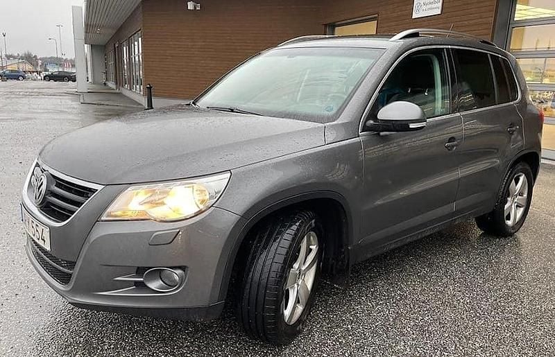 Grå Begagnad 2010 VW Tiguan Sportline SUV | 59 900 kr (Marknadspris) - Bild 1/4