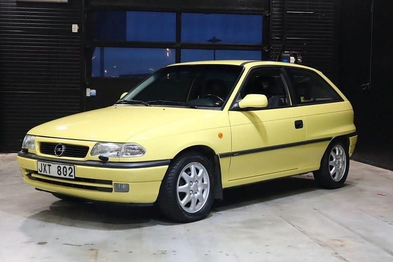 Begagnad Opel Astra Sport 116 HK (85 kW) 1996 Gul Halvkombi
