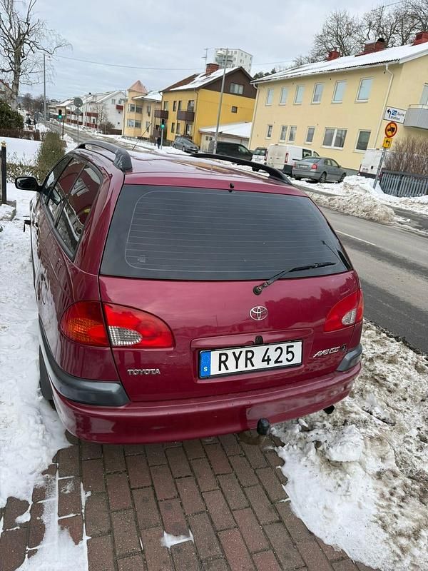 Begagnad Toyota Avensis 110 HK (80 kW) 2000 Kombi
