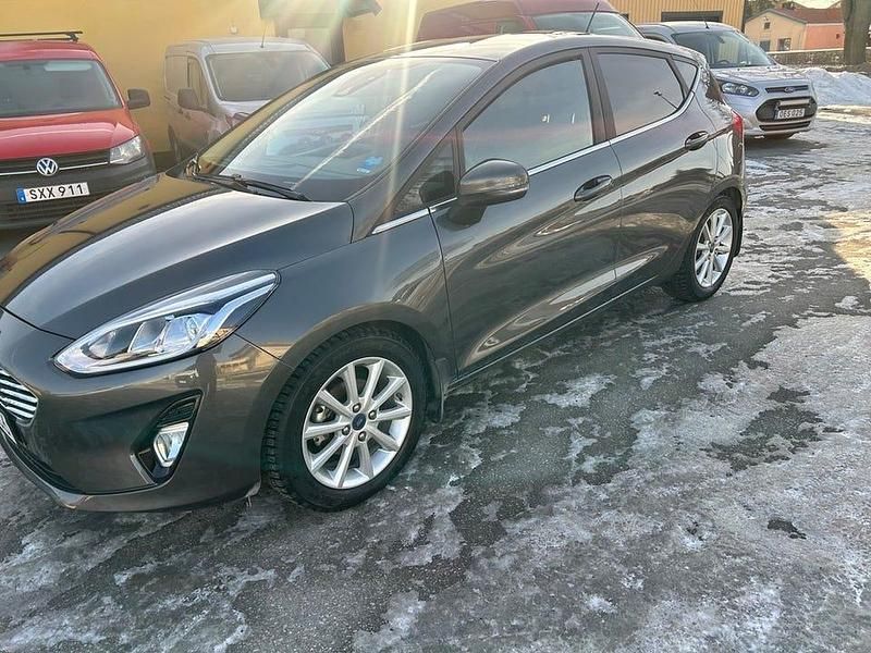 Begagnad Ford Fiesta Titanium 101 HK (74 kW) 2018 Gråmet Halvkombi