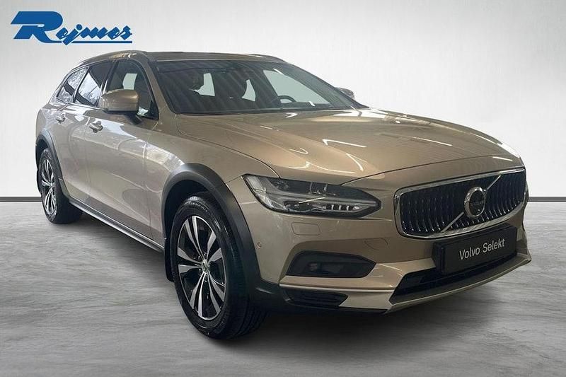 Begagnad Volvo V90 CC Core 200 HK (147 kW) 2023 Ljusgrå Kombi