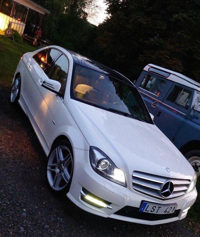 Vit Begagnad 2012 Mercedes C220 Avantgarde Sedan | 150 000 kr (Dyr) - Bild 1/4