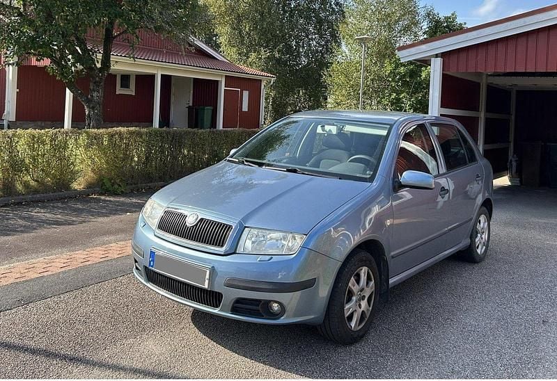 Grå Begagnad 2007 Skoda Fabia Halvkombi | 19 900 kr (Bra pris) - Bild 1/4