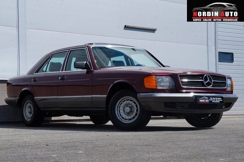 Mörkröd Begagnad 1985 Mercedes 380 SE Sedan | 89 900 kr - Bild 1/4