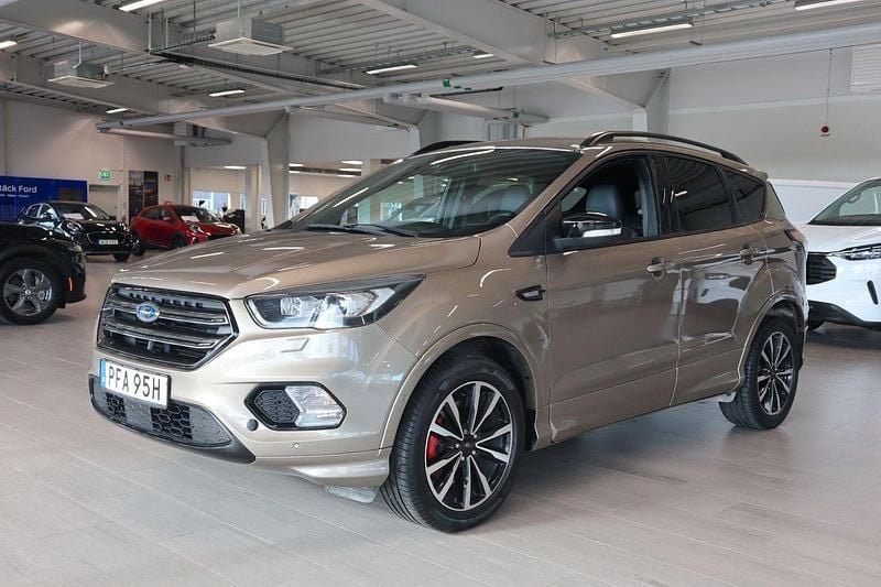 Grå (diffused silver metallic) Begagnad 2019 Ford Kuga ST-Line SUV | 179 800 kr (Marknadspris) - Bild 1/4