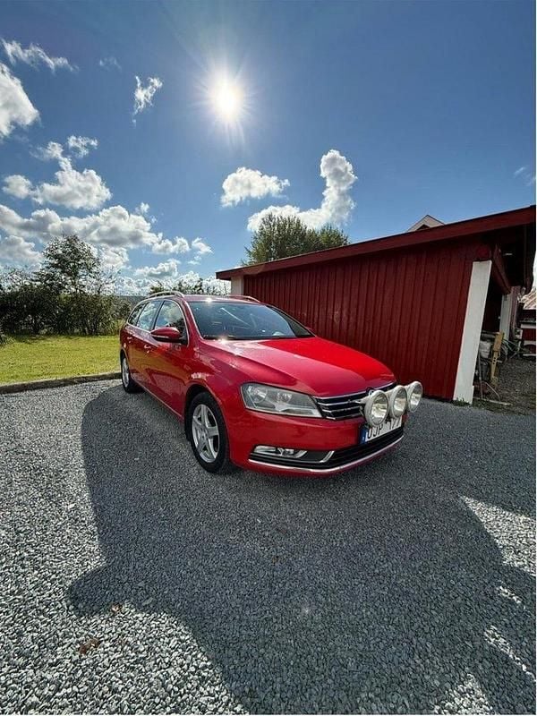 Röd Begagnad 2013 VW Passat Kombi | 60 000 kr (Bra pris) - Bild 1/4