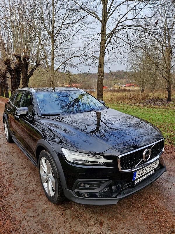Begagnad 2021 Volvo V60 CC Momentum Kombi | 219 000 kr (Superpris) - Bild 1/4