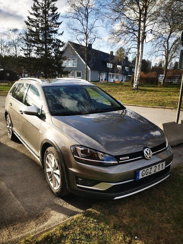 Grå Begagnad 2017 VW Golf Alltrack Kombi | 180 000 kr (Superpris) - Bild 1/4