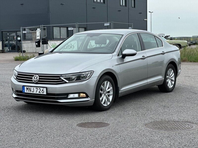 Silver Begagnad 2016 VW Passat Sedan | 144 900 kr (Marknadspris) - Bild 1/4