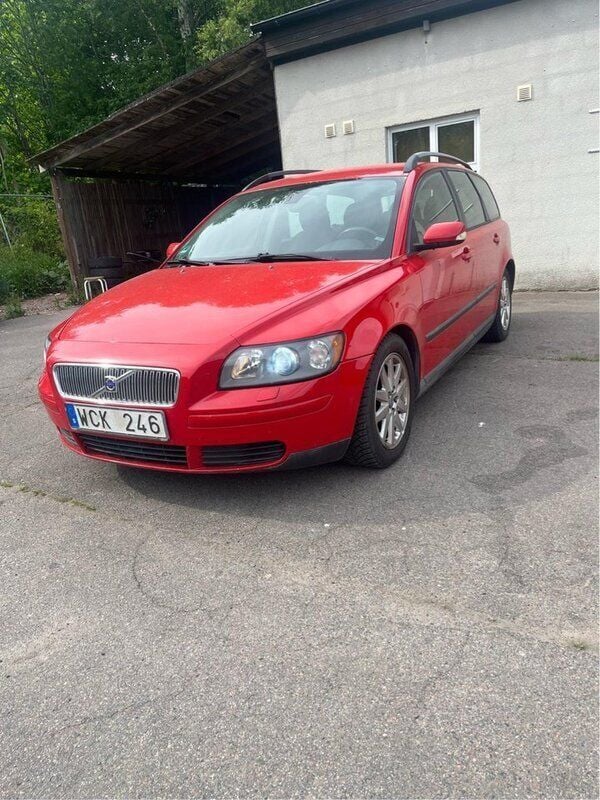 Röd Begagnad 2005 Volvo V50 Kombi | 20 000 kr (Marknadspris) - Bild 1/4