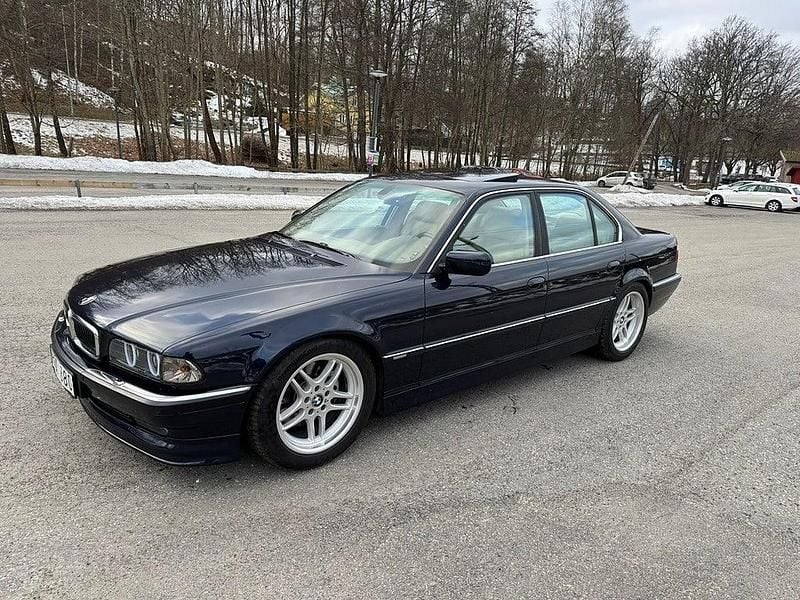 Mörkblå Begagnad 1996 BMW 740 Sedan | 149 000 kr - Bild 1/4