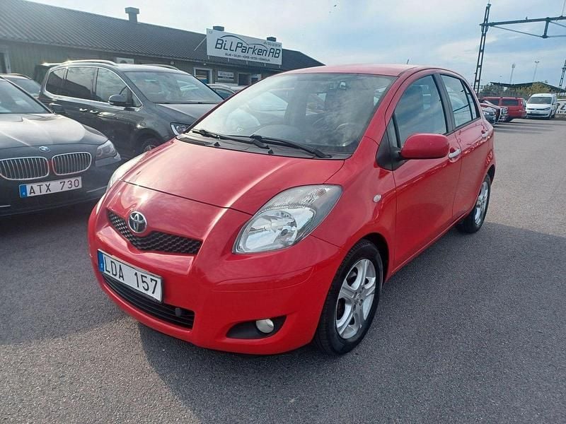 Röd Begagnad 2010 Toyota Yaris Halvkombi | 49 900 kr (Marknadspris) - Bild 1/4