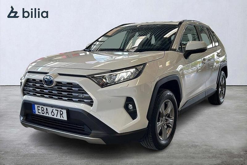 Vit Begagnad 2021 Toyota RAV4 Hybrid Active SUV | 364 900 kr (Marknadspris) - Bild 1/3
