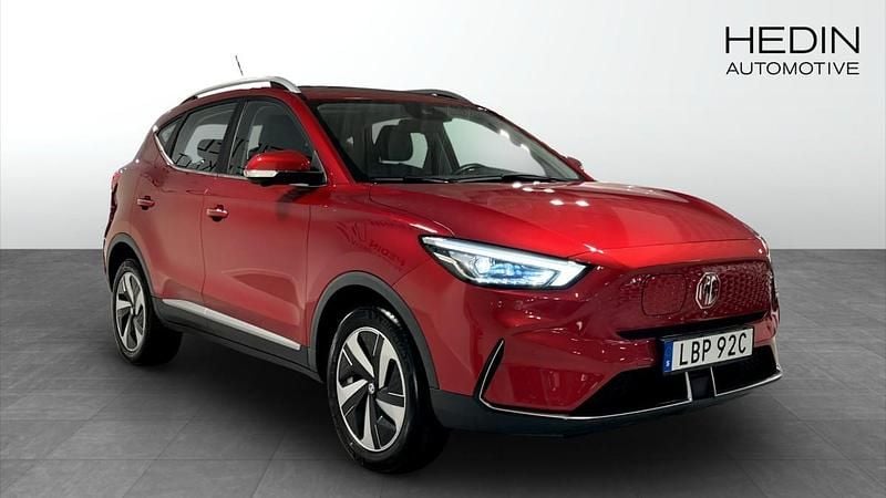 Röd (white) Begagnad 2022 MG ZS Luxury Sedan | 244 900 kr (Bra pris) - Bild 1/4