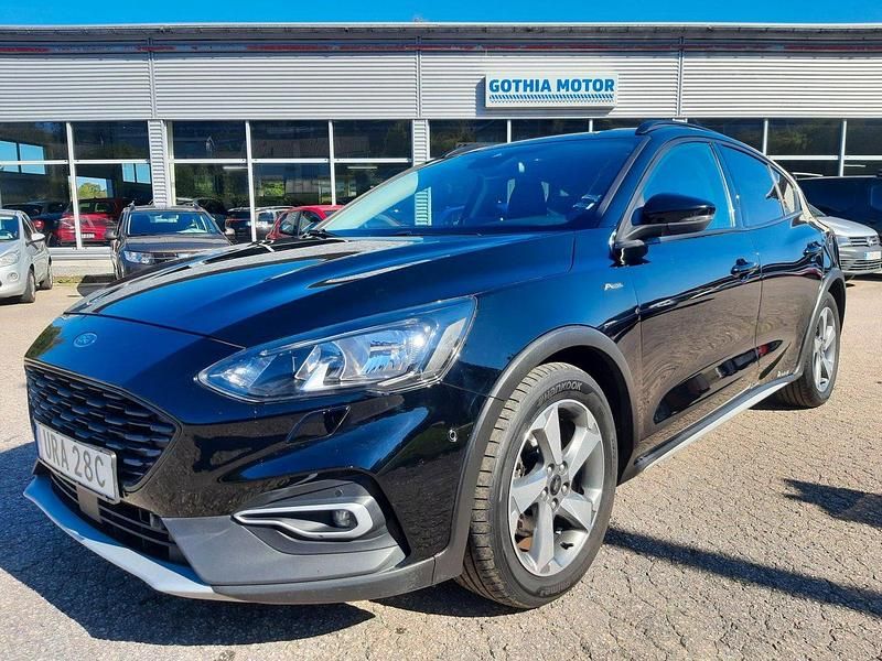 Svart Begagnad 2020 Ford Focus Active Halvkombi | 174 900 kr (Marknadspris) - Bild 1/4