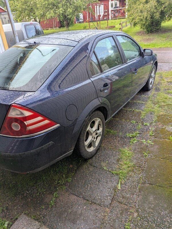 Blå Begagnad 2006 Ford Mondeo Halvkombi | 20 000 kr (Marknadspris) - Bild 1/4