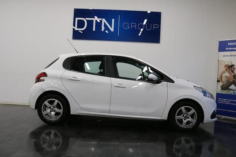 Vit Begagnad 2015 Peugeot 208 Halvkombi | 59 500 kr (Marknadspris) - Bild 1/4