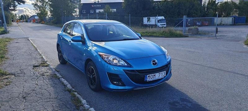 Blå Begagnad 2009 Mazda 3 Inclusive Halvkombi | 49 000 kr (Marknadspris) - Bild 1/4