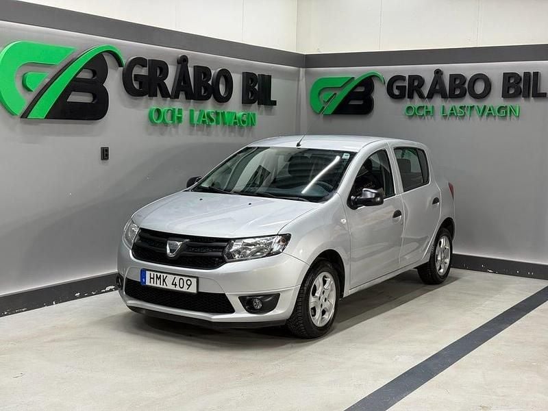 Silver Begagnad 2015 Dacia Sandero Halvkombi | 39 900 kr (Marknadspris) - Bild 1/4