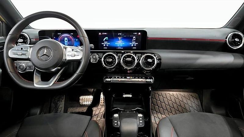 Begagnad Mercedes A200 AMG 163 HK (119 kW) 2022 Gul