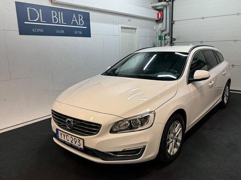 Vit Begagnad 2018 Volvo V60 Momentum Kombi | 149 900 kr (Superpris) - Bild 1/4