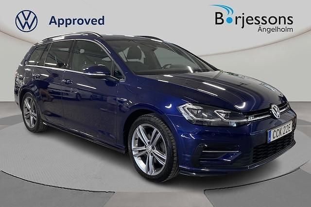 Mörkblå (blå) Begagnad 2020 VW Golf VII R-line Sedan | 209 000 kr (Marknadspris) - Bild 1/4