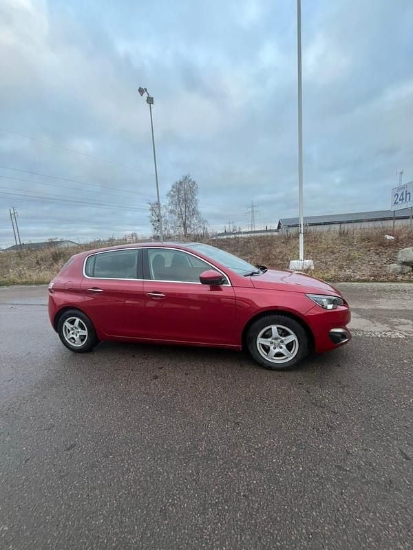 Röd Begagnad 2015 Peugeot 308 Halvkombi | 116 000 kr (Lite dyr) - Bild 1/4