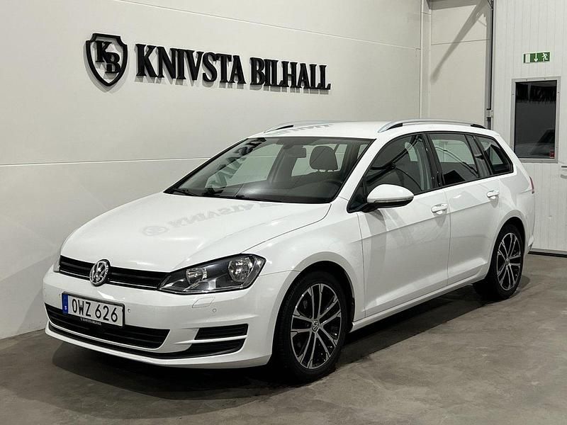Vit Begagnad 2015 VW Golf VII Sport Kombi | 119 700 kr (Marknadspris) - Bild 1/4