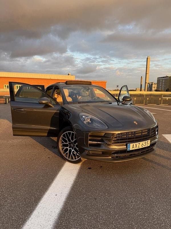 Grå Begagnad 2019 Porsche Macan Sport SUV | 464 900 kr (Superpris) - Bild 1/4