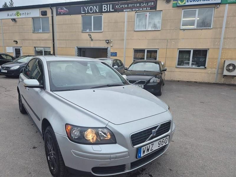 Ljusgrå (grå) Begagnad 2006 Volvo S40 Sedan | 26 900 kr (Bra pris) - Bild 1/4