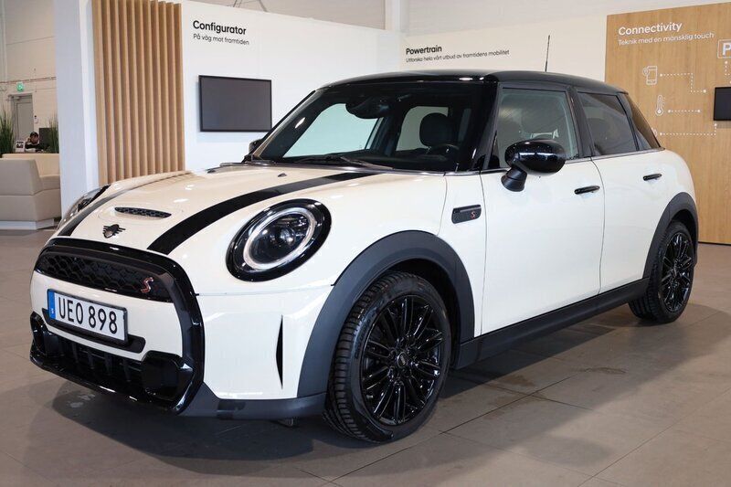 Vit Begagnad 2022 Mini Cooper S Halvkombi | 289 800 kr (Marknadspris) - Bild 1/3