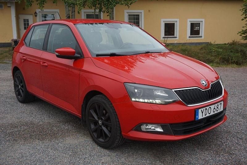 Röd Begagnad 2016 Skoda Fabia Style Halvkombi | 84 900 kr (Marknadspris) - Bild 1/4