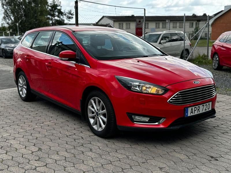 Röd Begagnad 2015 Ford Focus Titanium Kombi | 79 900 kr (Marknadspris) - Bild 1/4