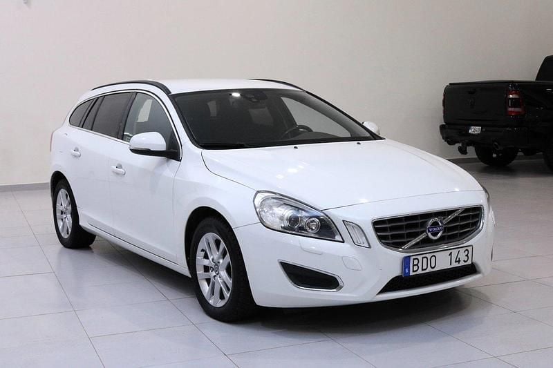 Vit Begagnad 2010 Volvo V60 Momentum Kombi | 89 900 kr (Marknadspris) - Bild 1/4