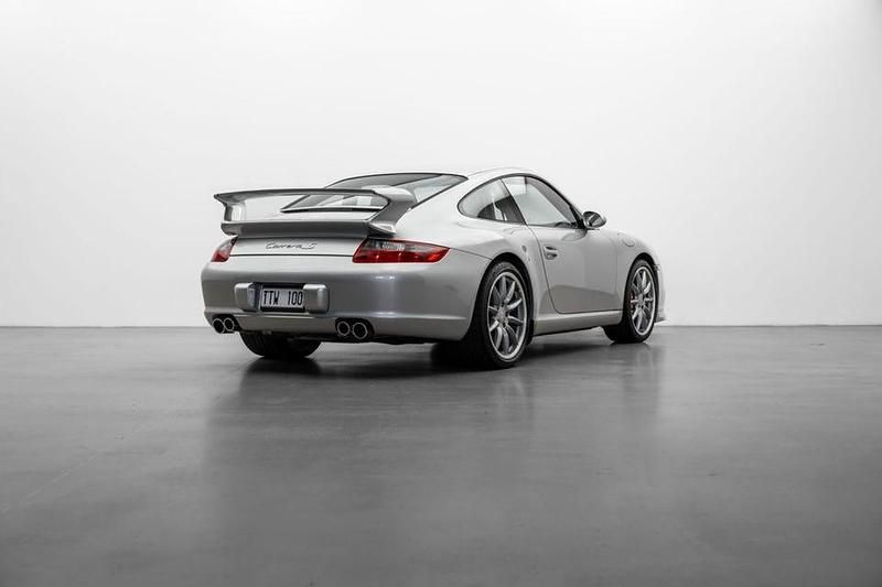 Begagnad Porsche 911 Carrera S 355 HK (261 kW) 2007 Silver Sportkupé