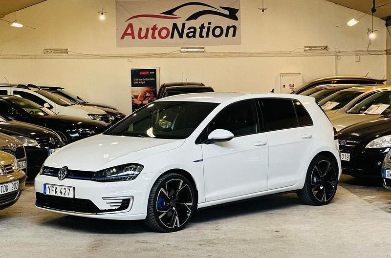 Vit Begagnad 2017 VW Golf VII GTE Halvkombi | 179 900 kr (Marknadspris) - Bild 1/4