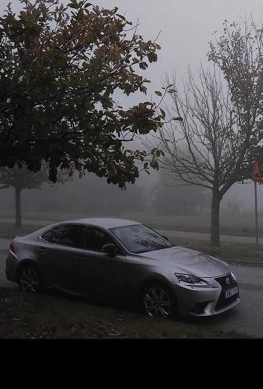 Grå Begagnad 2015 Lexus IS300h Sport Line Sedan | 234 900 kr (Marknadspris) - Bild 1/4