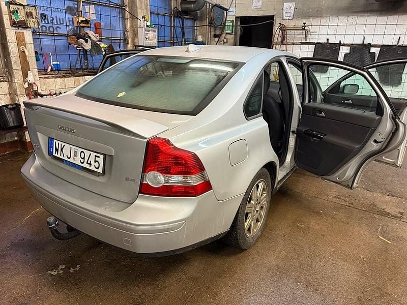 Grå Begagnad 2004 Volvo S40 Momentum Sedan | 29 000 kr (Bra pris) - Bild 1/1
